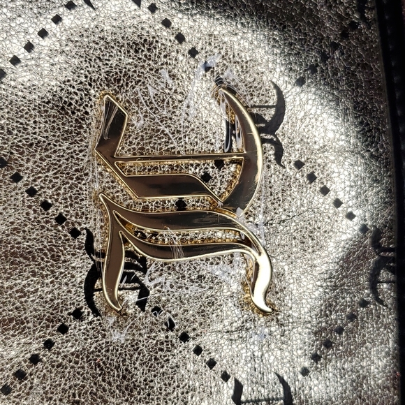 Juicy Couture 💘NWT💘 Shiny Gold Metallic Cosmetic Travel Bag with Hanger! - Picture 4 of 15